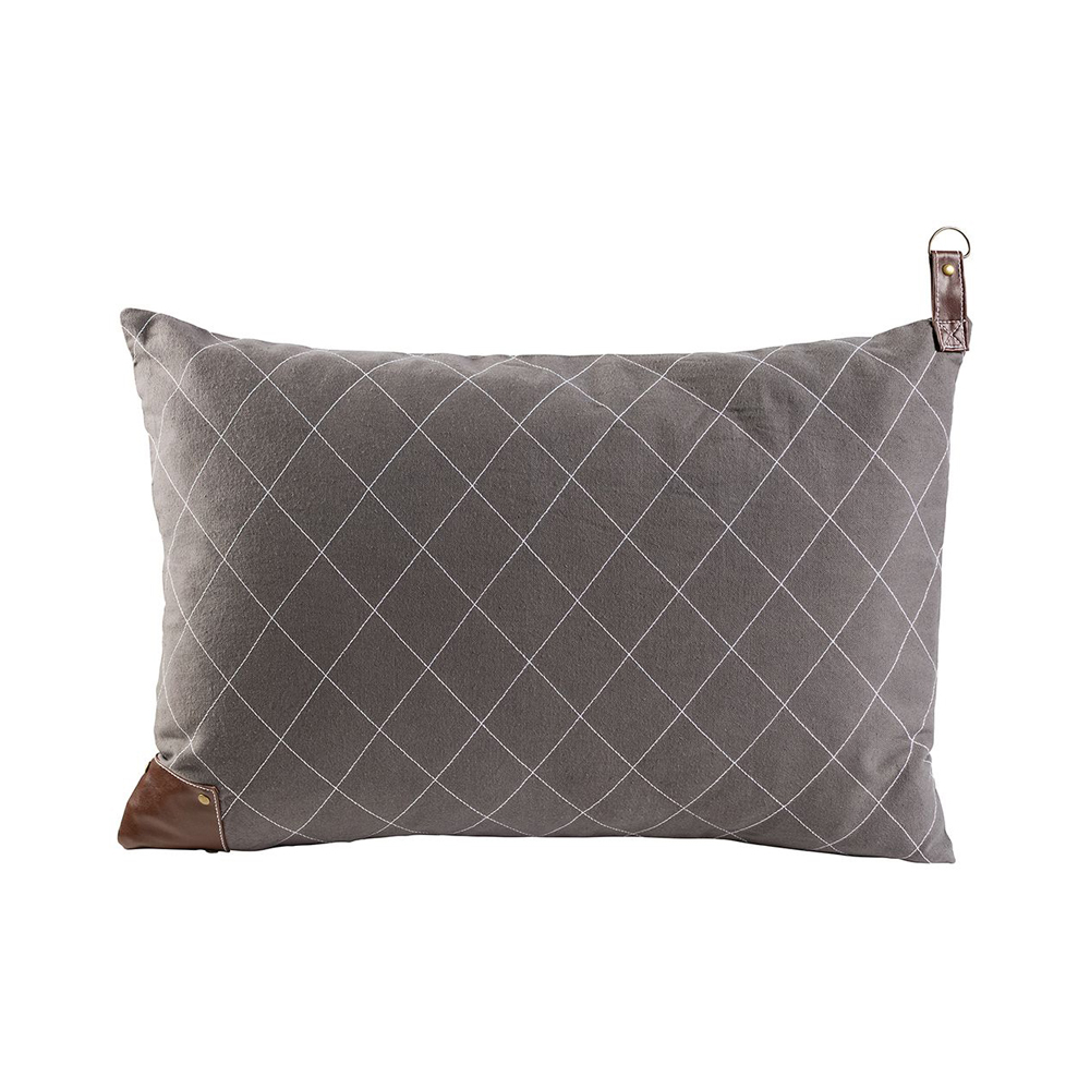 Inklusive Füllung. Kontrastnähte. Kunstlederapllikation mit Nieten. Lasche aus Lederimitat. D-Ring u