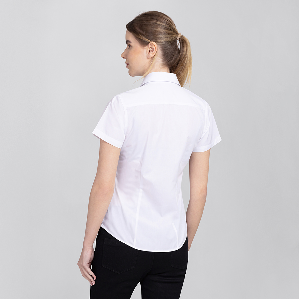 Kentkragen.Taillierter Schnitt.Separate Brusttasche.