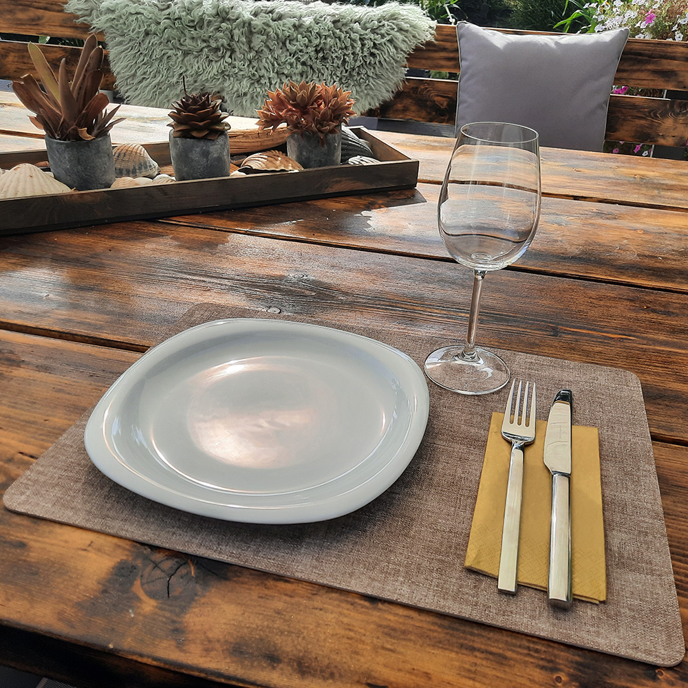 platzset-silbergrau-mit gedeckter-tafel