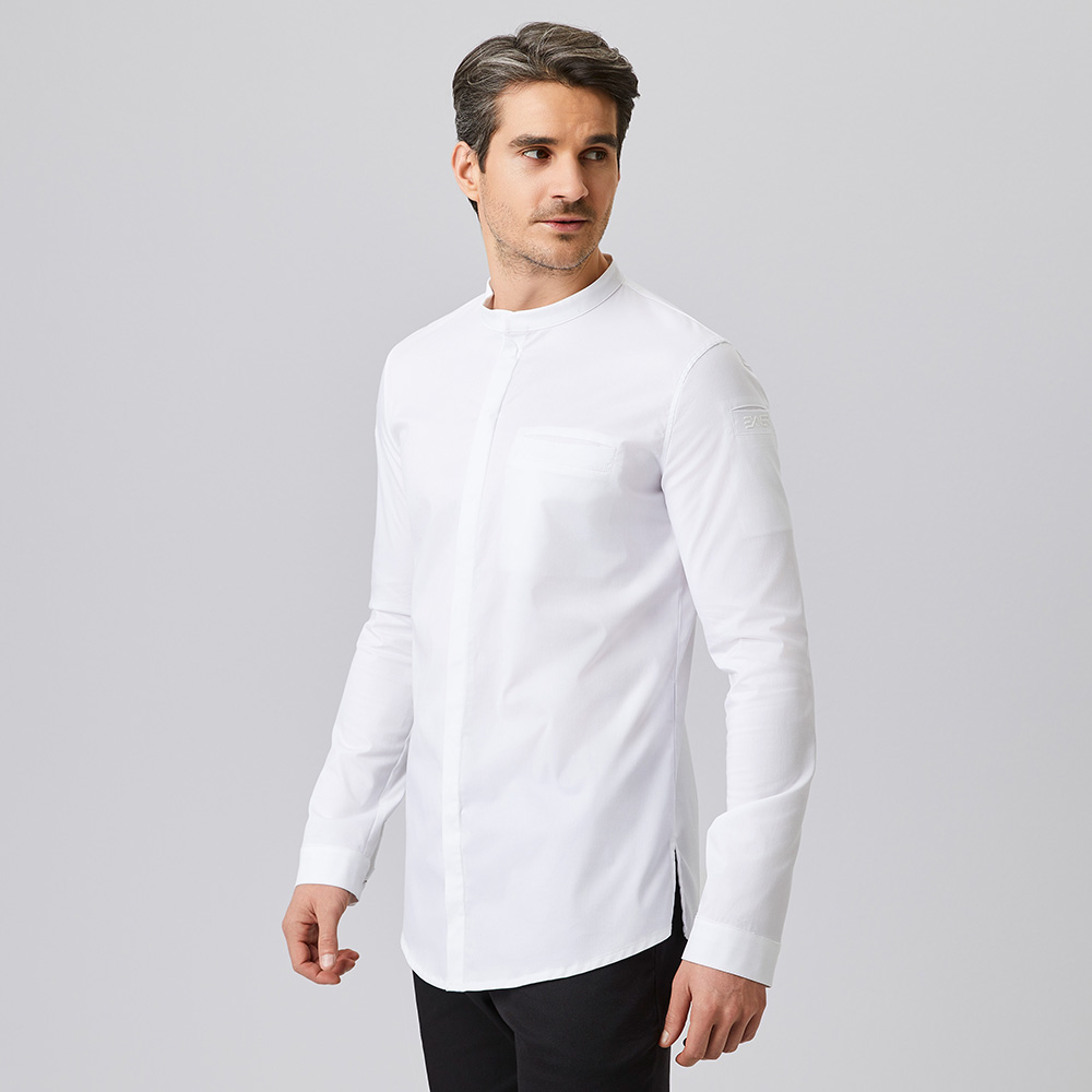 Stehkragen2 Ärmeltaschen1 innenliegende BrusttascheStülpärmel,vorderseite.