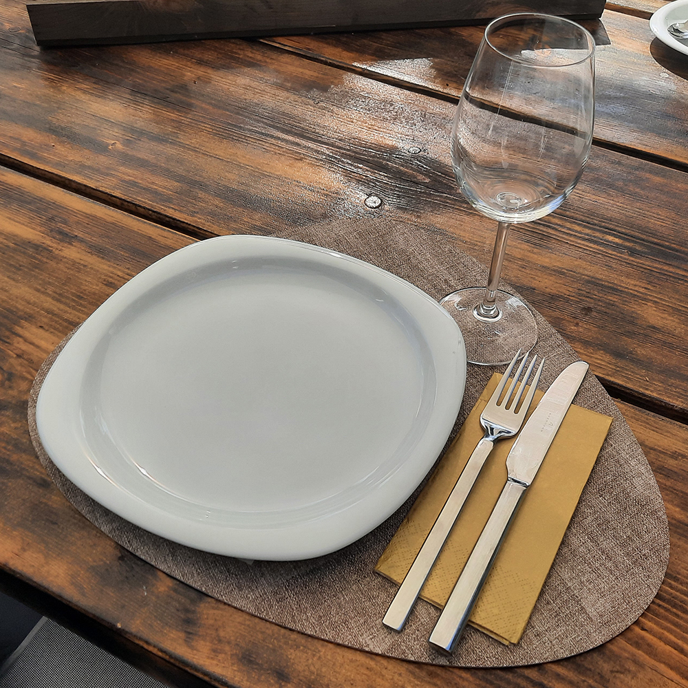 platzset-oval-toffee-mit gedeckten-Tisch