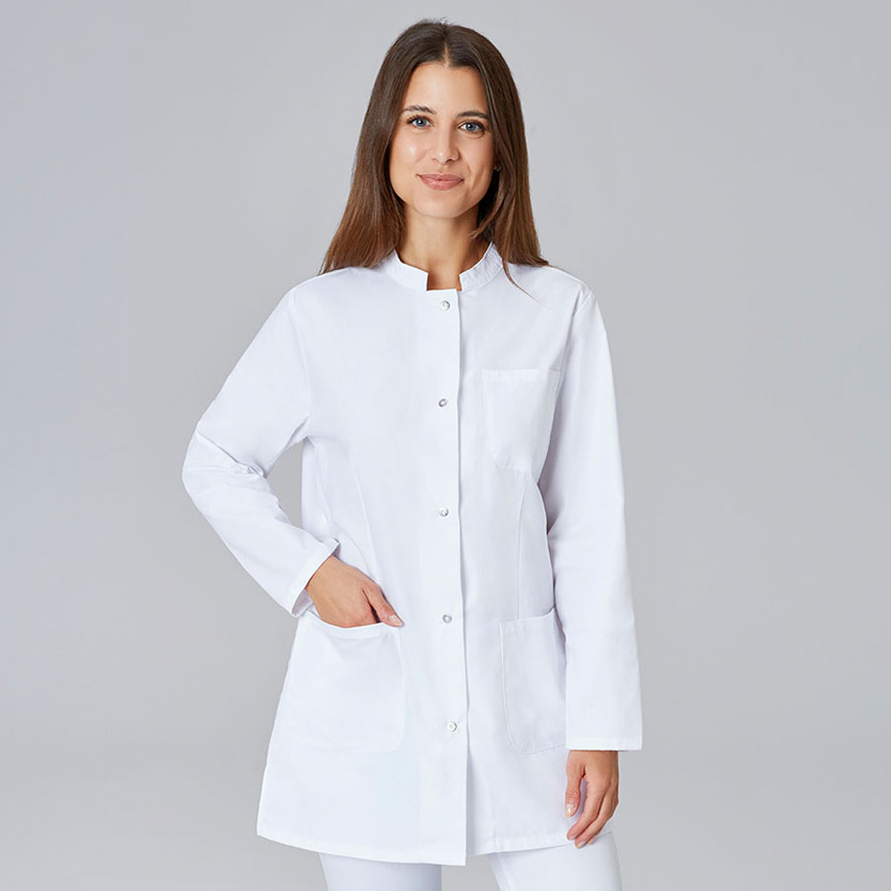 Damen-Kurzmantel,langarm Vorderseite 2 aufgesetzte-Tasche und 1 Brusttasche mit 5 Knöpfen.