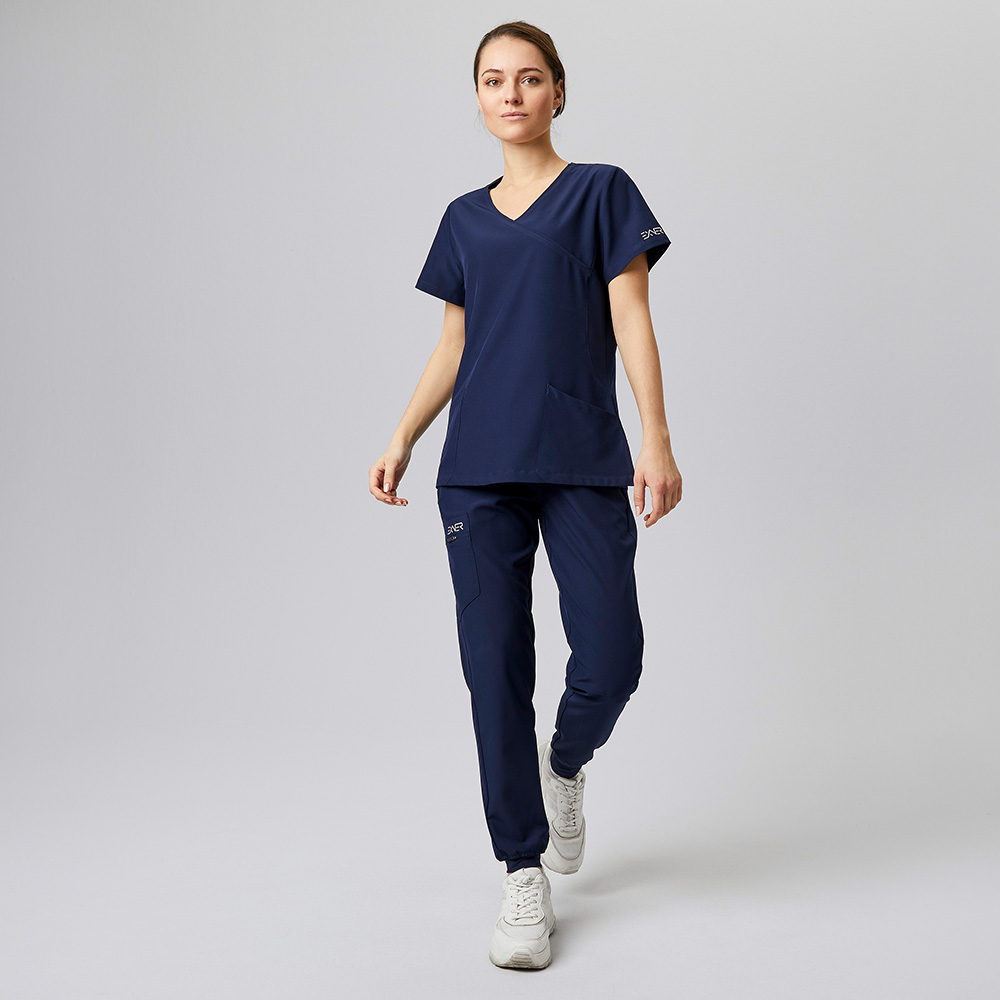 Komplettansicht, V- ausschnitt ,Unterer Saum mit Schlitzen auf beiden Seiten,2 Seitentaschen,