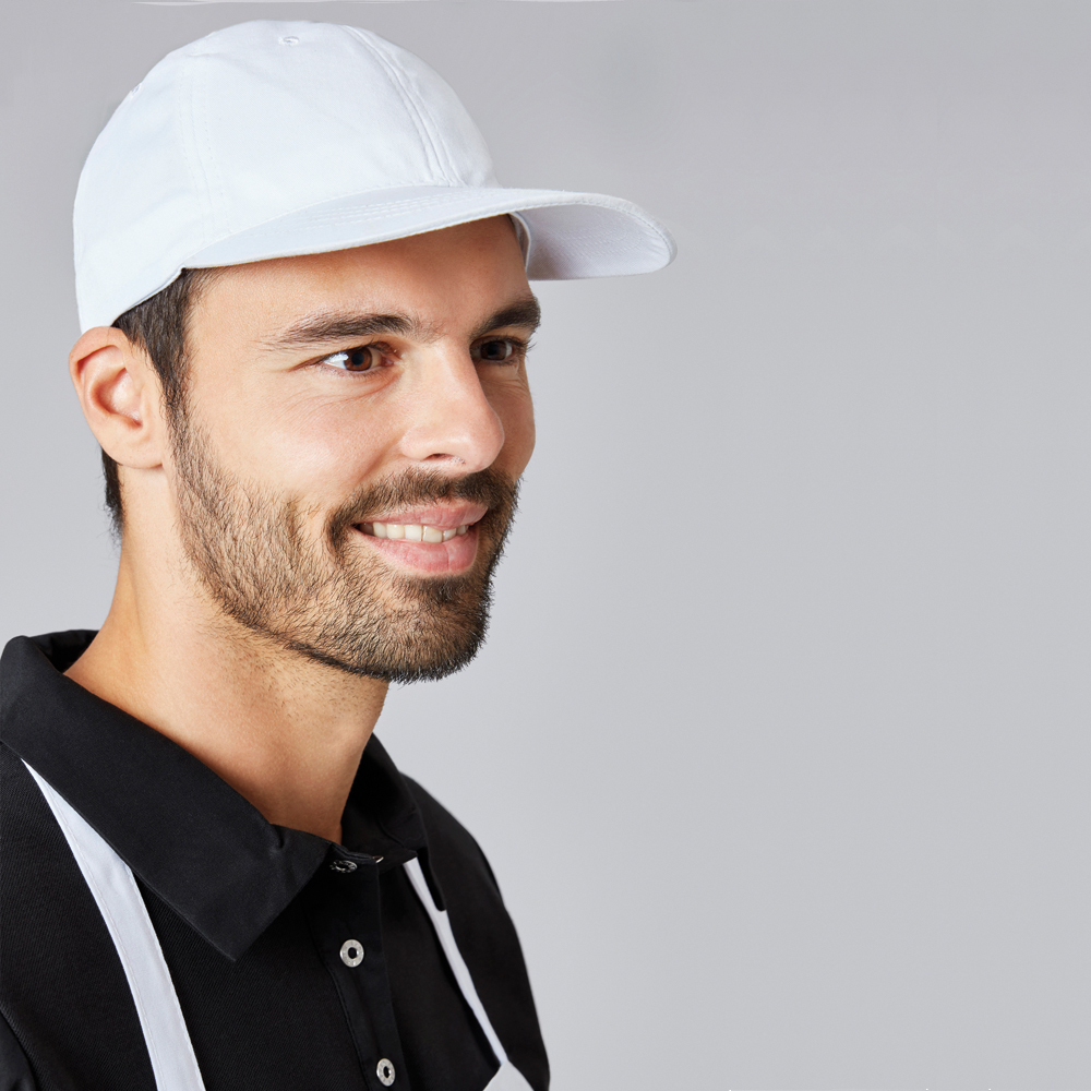 Verschluss mit Klettband, verstellbar von klein: 55 cm - groß: 61 cm.Sechs gestickte Luftlöcher.