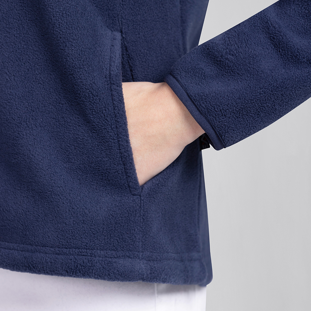 Damenfleecejacke-nahansicht mit Seitentaschen.