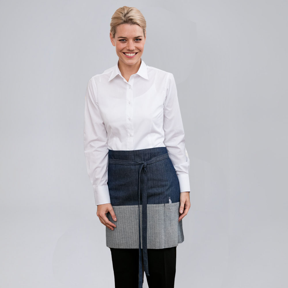 Mit durchgehenden Stoffbändern mit aufgesetzter Tasche in Kontrastfarbe über ganze Schürzenbreite.