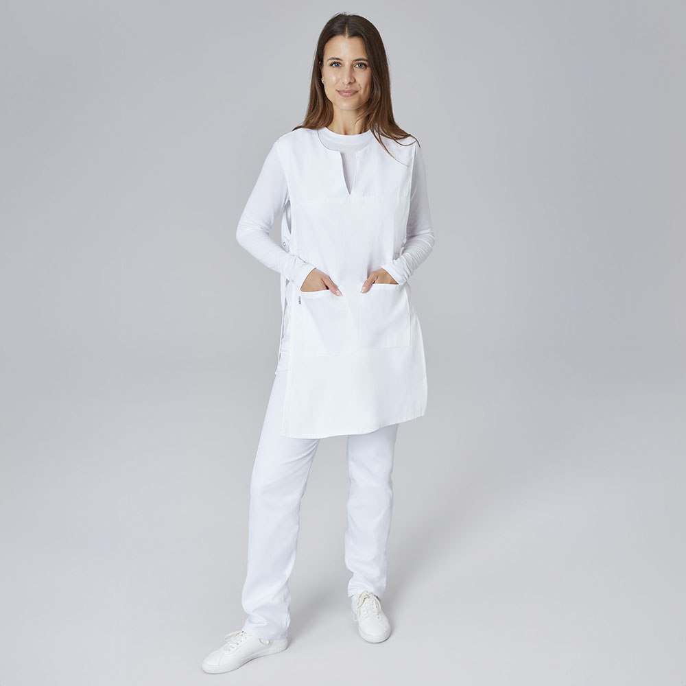 Seitliche Laschen mit Druckknöpfen, Zwei aufgesetzte Seitentaschen .V-Ausschnitt.