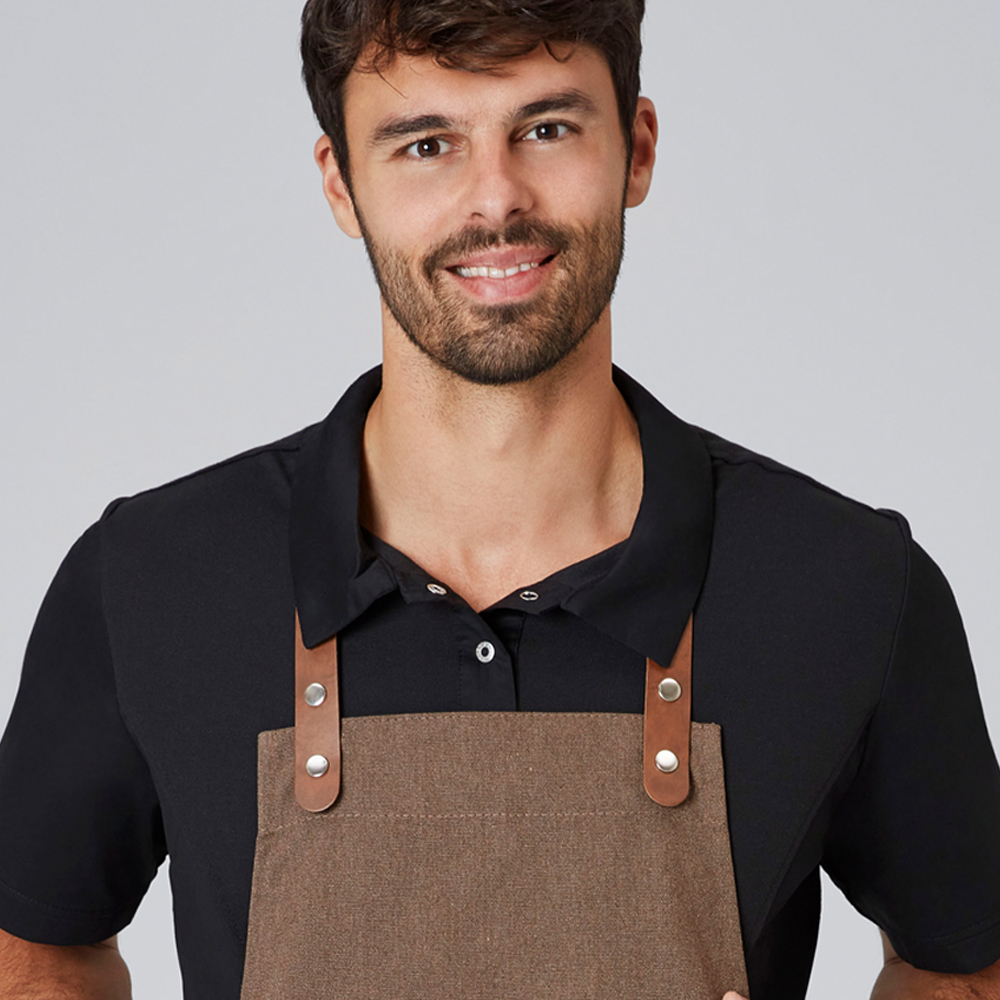 Verstellbares Kunstleder-Nackenband mit je 2 Druckknöpfen.