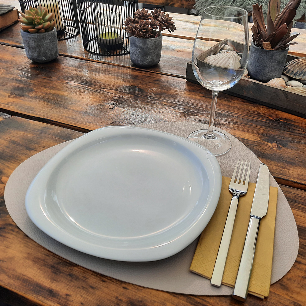 platzset-oval mit gedeckten -Tisch