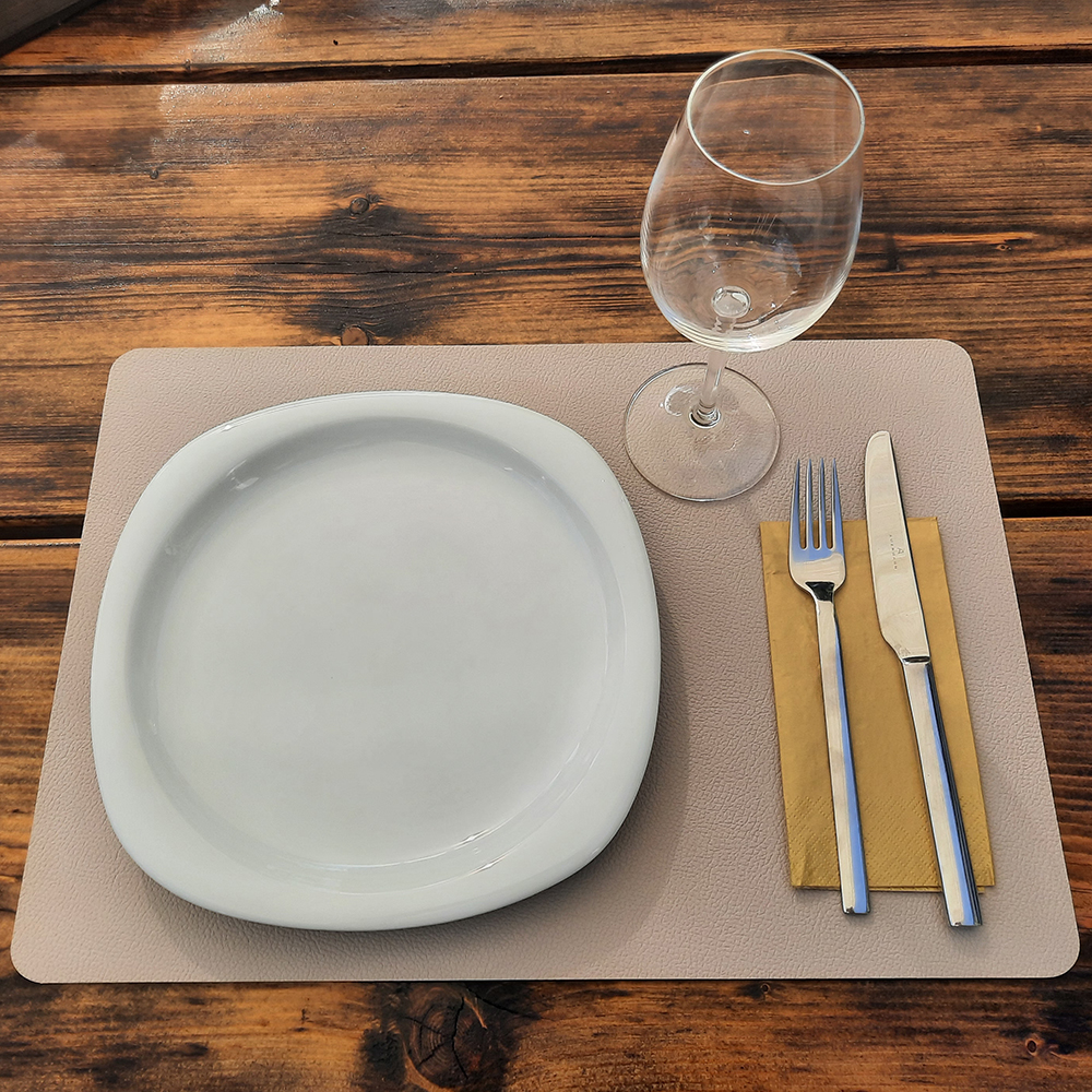 platzset-silbergrau-mit gedeckter-tafel