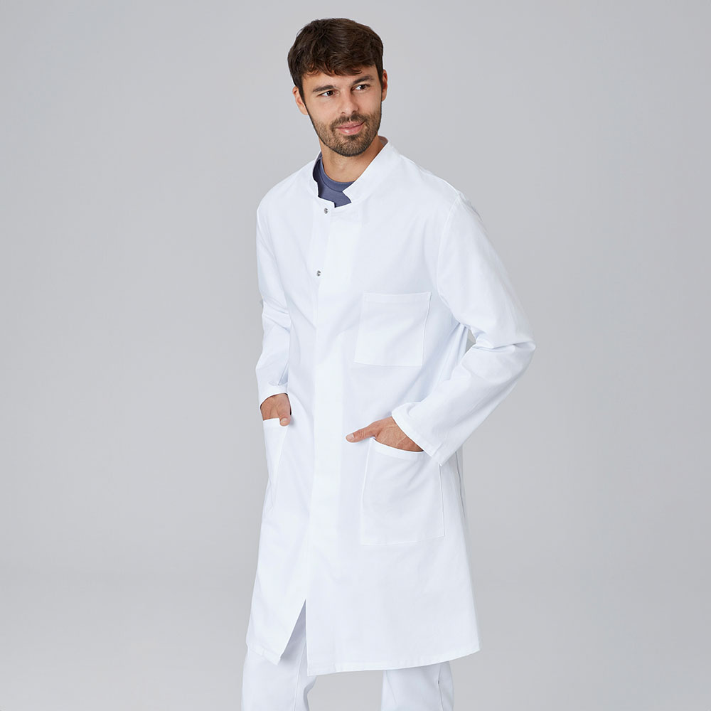 Herrenlaborkittel,langarm mit Stehkragen verdeckter Knopfleiste 1 Brusttasche und 2 Seitentaschen.