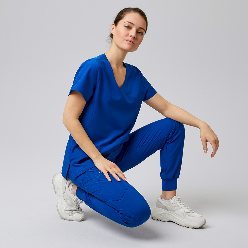 V-Ausschnitt, 2 aufgesetzte Taschen vorne,Seitenschlitz beidseitig,