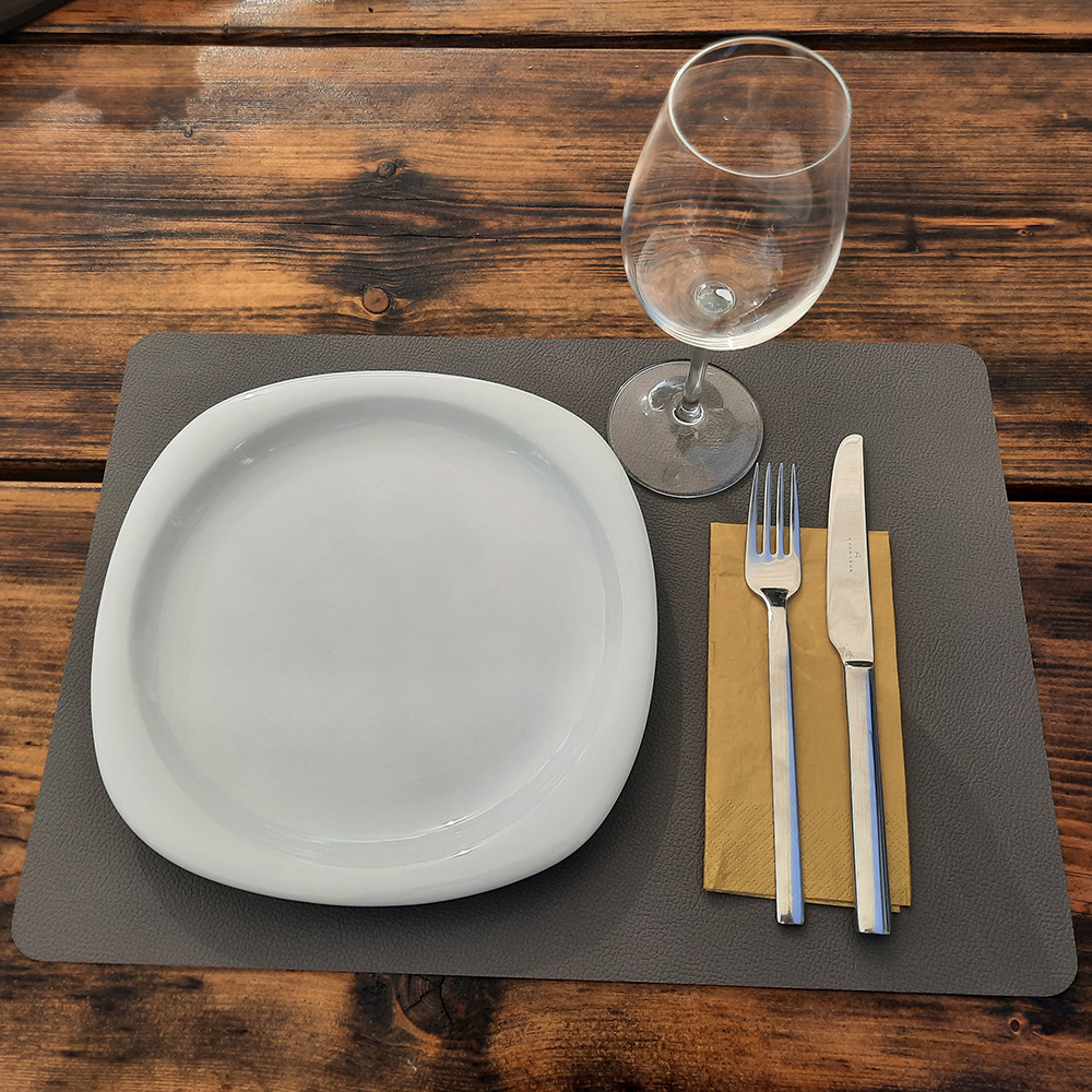 platzset-silbergrau-mit gedeckter-tafel