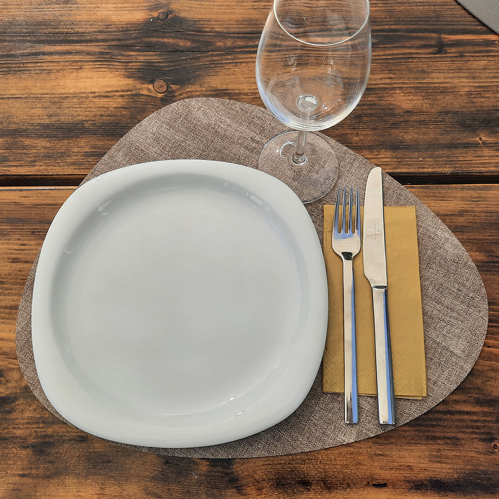 platzset-oval-toffee-gedeckter-Tisch