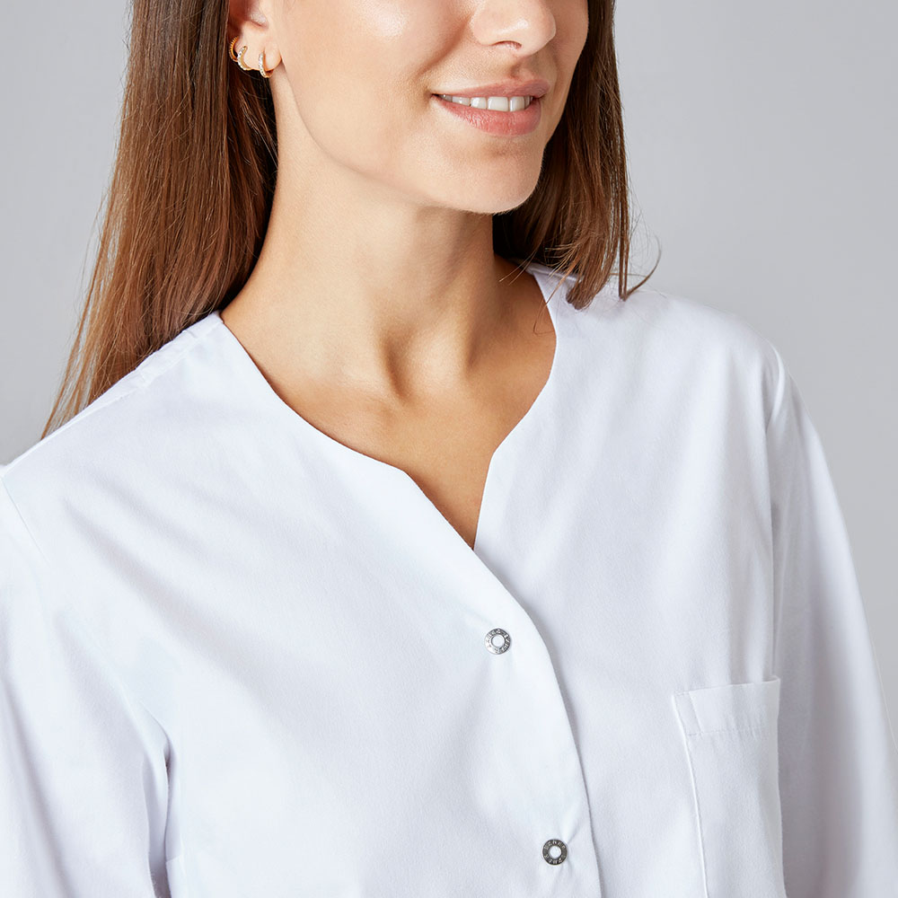 Weisser damen kasack mit deko knopfleiste und 2 Seitentaschen und 1 Brusttasche