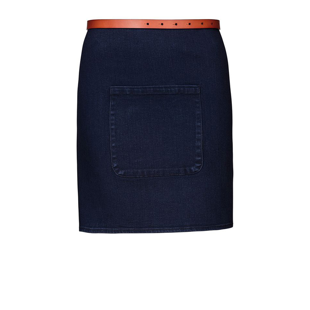 Bindegürtel verstellbar mit Karabiner und Dornschließe mit aufgesetzter Tasche auf rechtem Obersch.