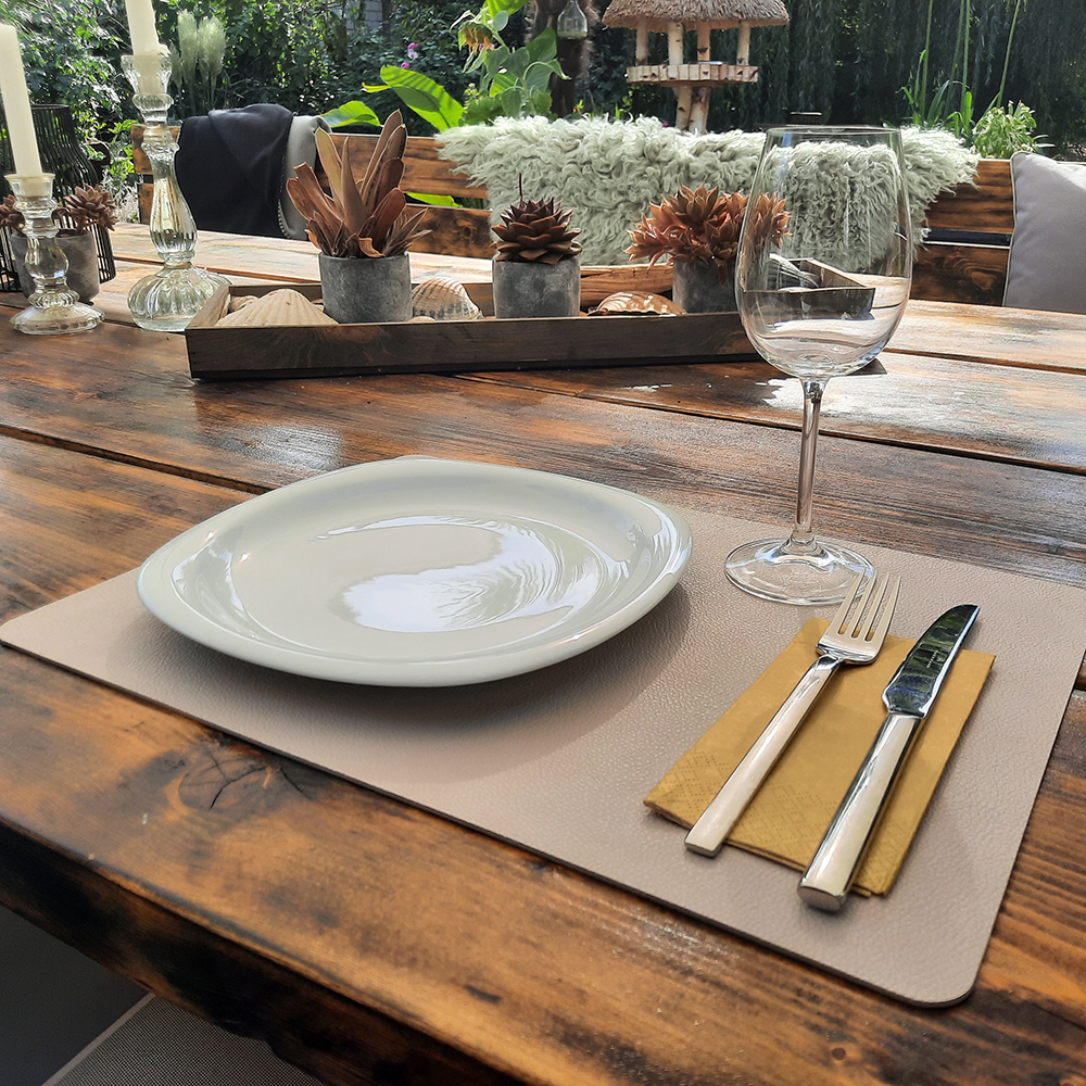 platzset-silbergrau-mit gedeckter-tafel