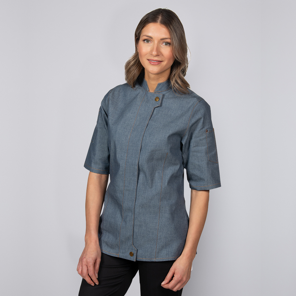 Verdeckte DruckknopfleisteLeicht tailliert geschnittenStehkragen2 Ärmeltaschen, 1 Armtasche in 2 Fäc