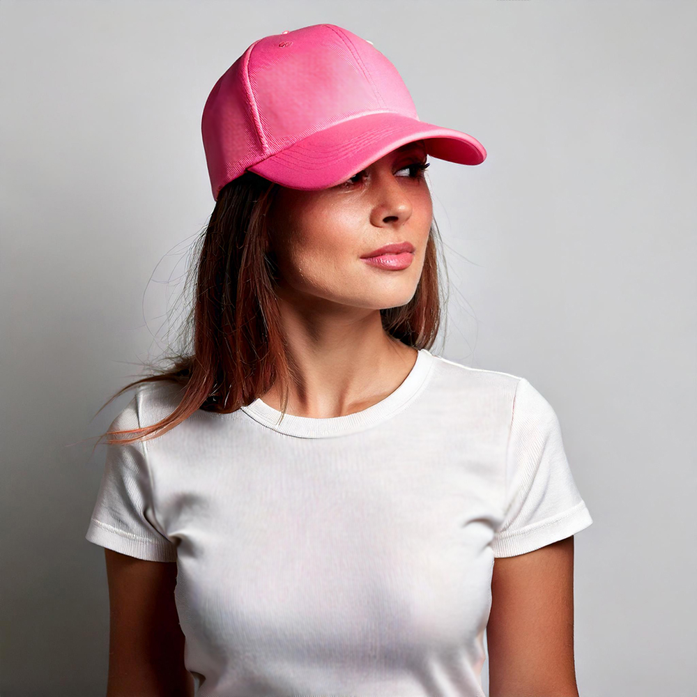 Verschluss mit Klettband, verstellbar von klein: 55 cm - groß: 61 cm.Sechs gestickte Luftlöcher.