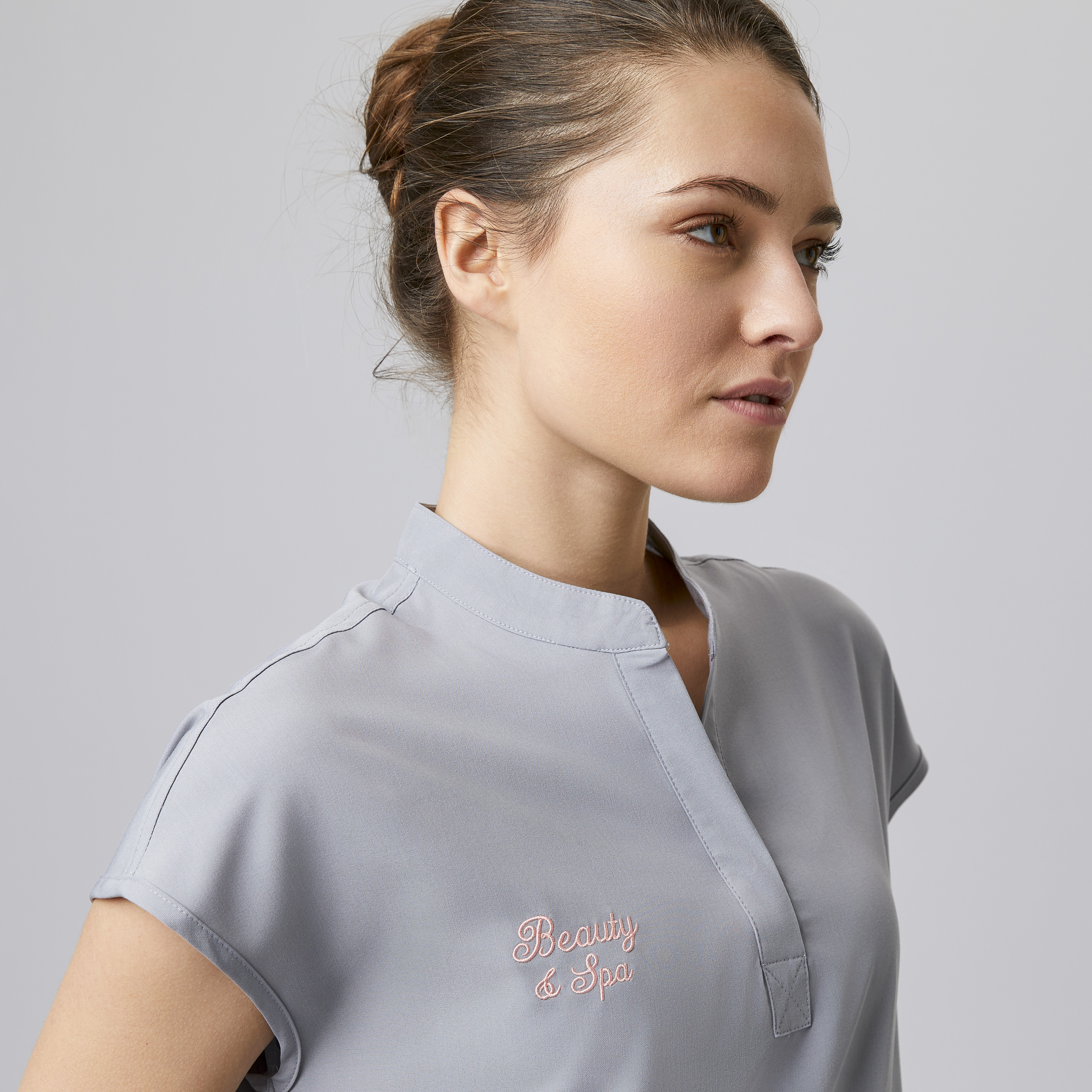 Blusen-Kasack,Nahansicht mit mit Versteckter Knopfleiste am Ausschnitt.