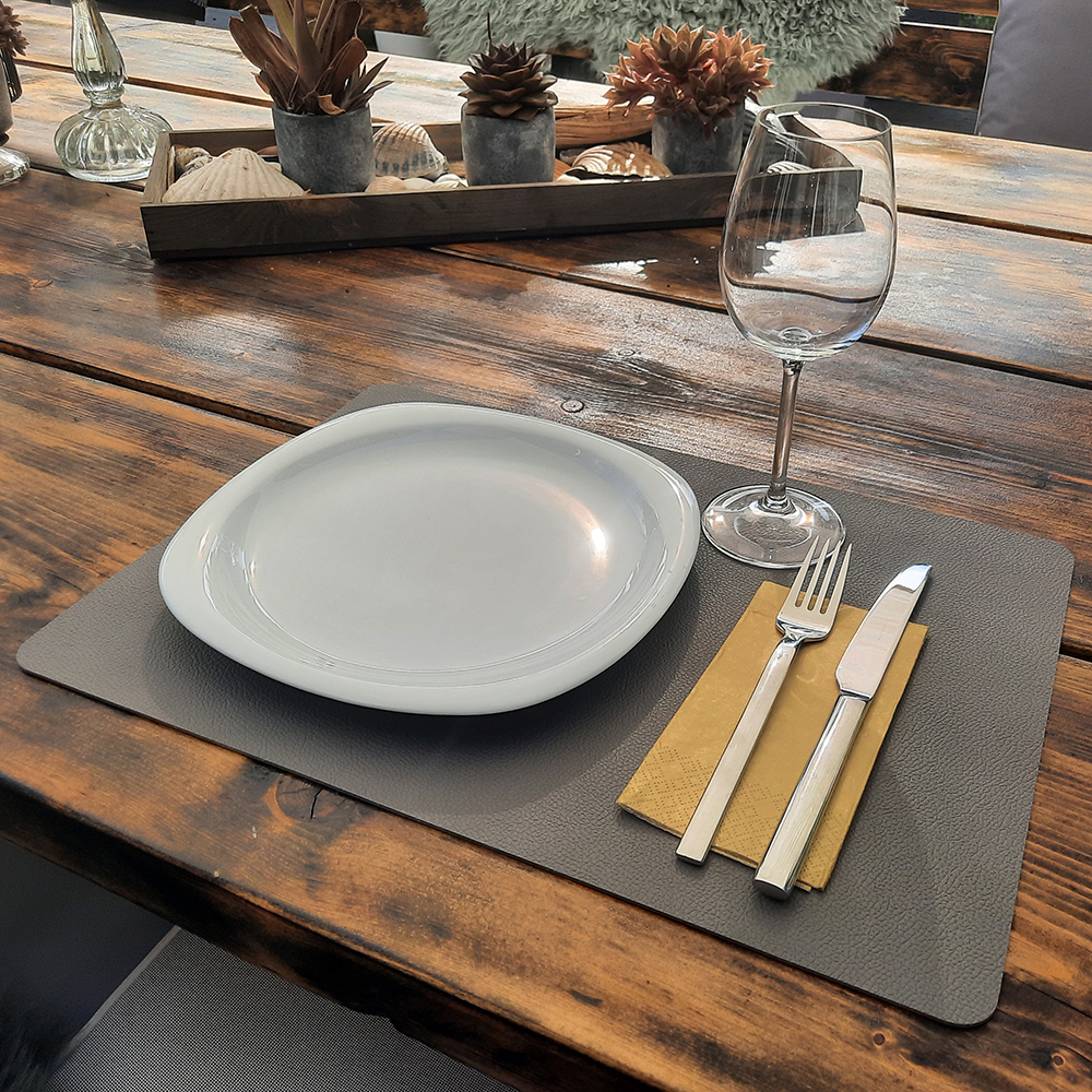 platzset-silbergrau-mit gedeckter Tafel.