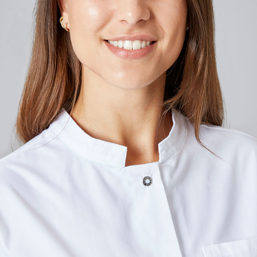 Damen-Kurzmantel,langarm,Nahansicht mit Stehkragen und Knopf.