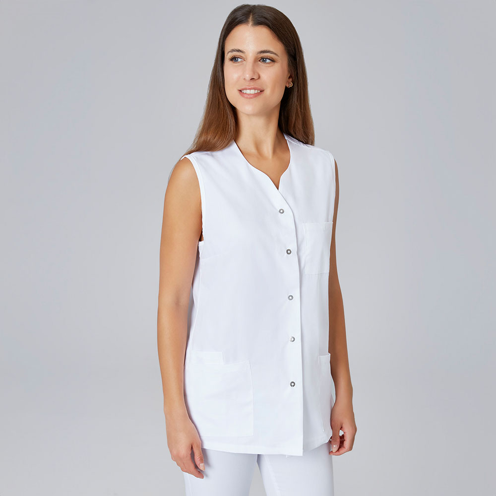 Ohne Ärmel.Dekorative Druckknopfleiste.3 aufgesetzte Seitentaschen.