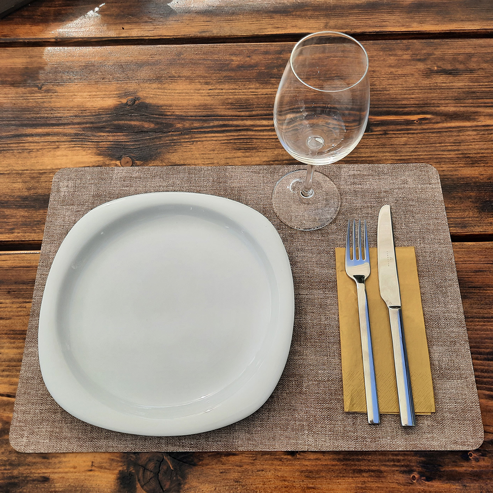 platzset-silbergrau-mit gedeckter-tafel