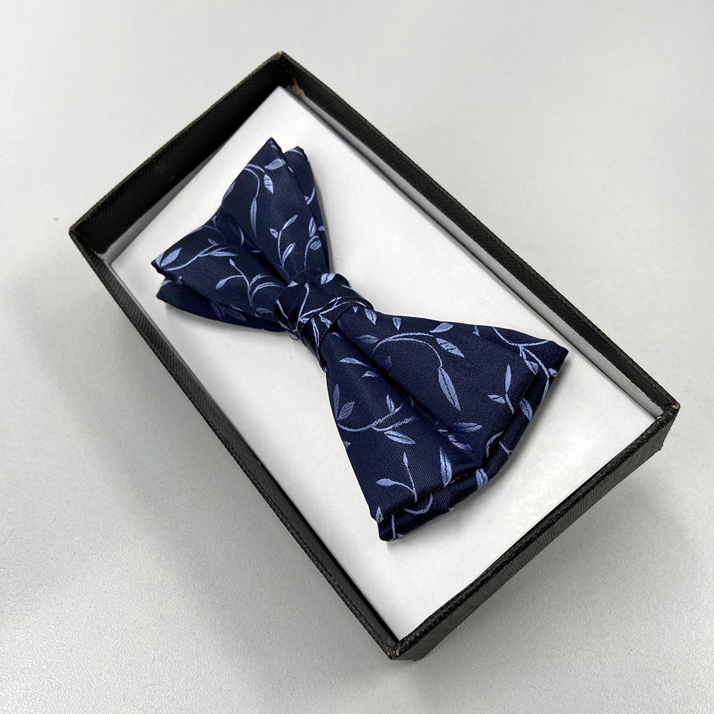 Fliege-dunkel-blau mit Ornamenten,Verstellbar von 32 - 60 cm. B = 11,4 x 5,2 cm,im Karton.