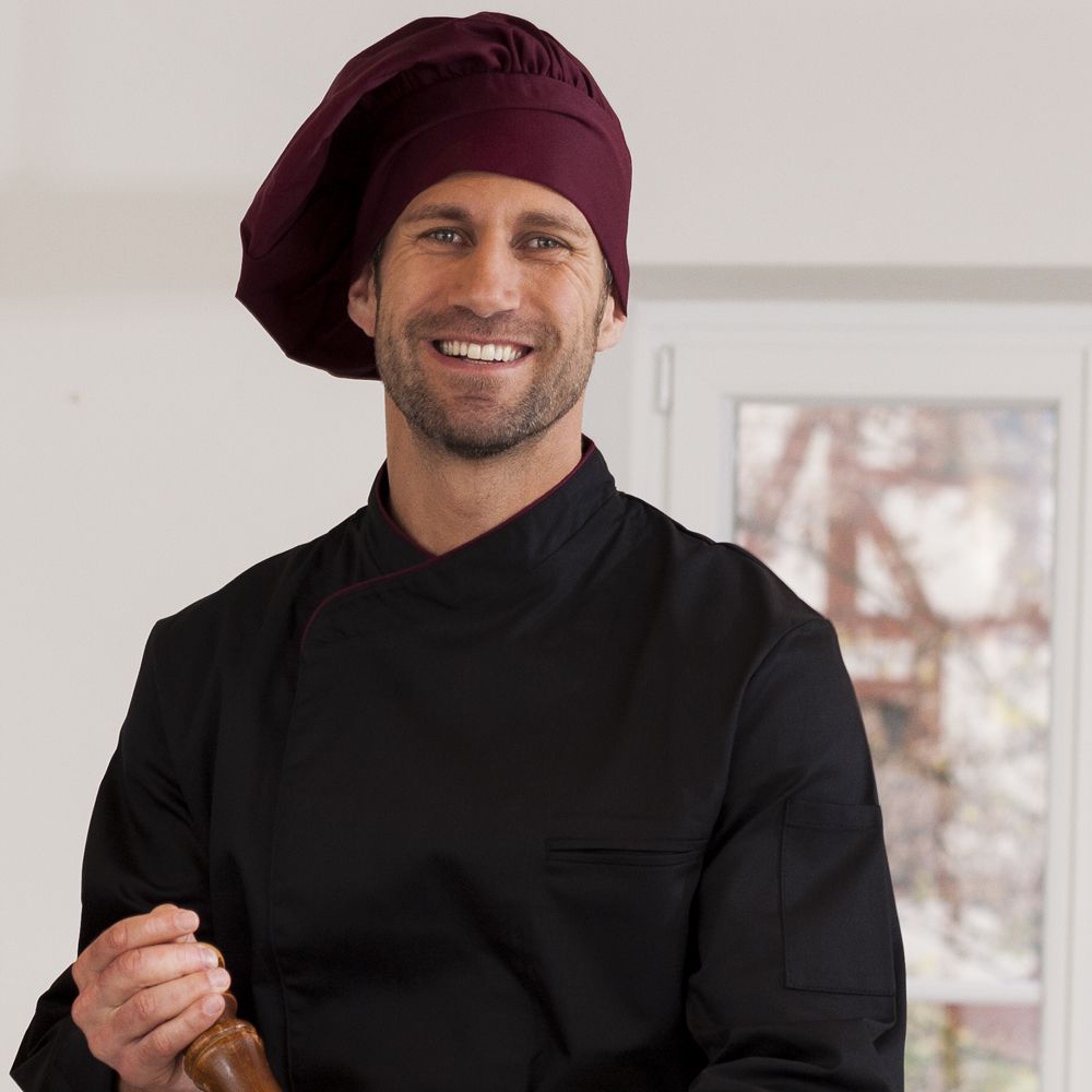 Bistrokochmuetze-rot,man sieht hier wie die Mütze getragen aussieht.