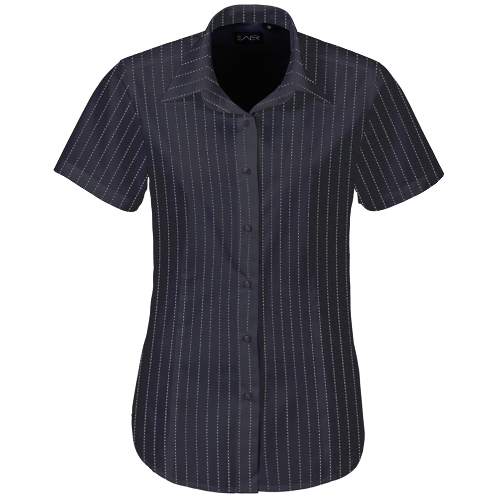 Kentkragen.Taillierter Schnitt.Separate Brusttasche.