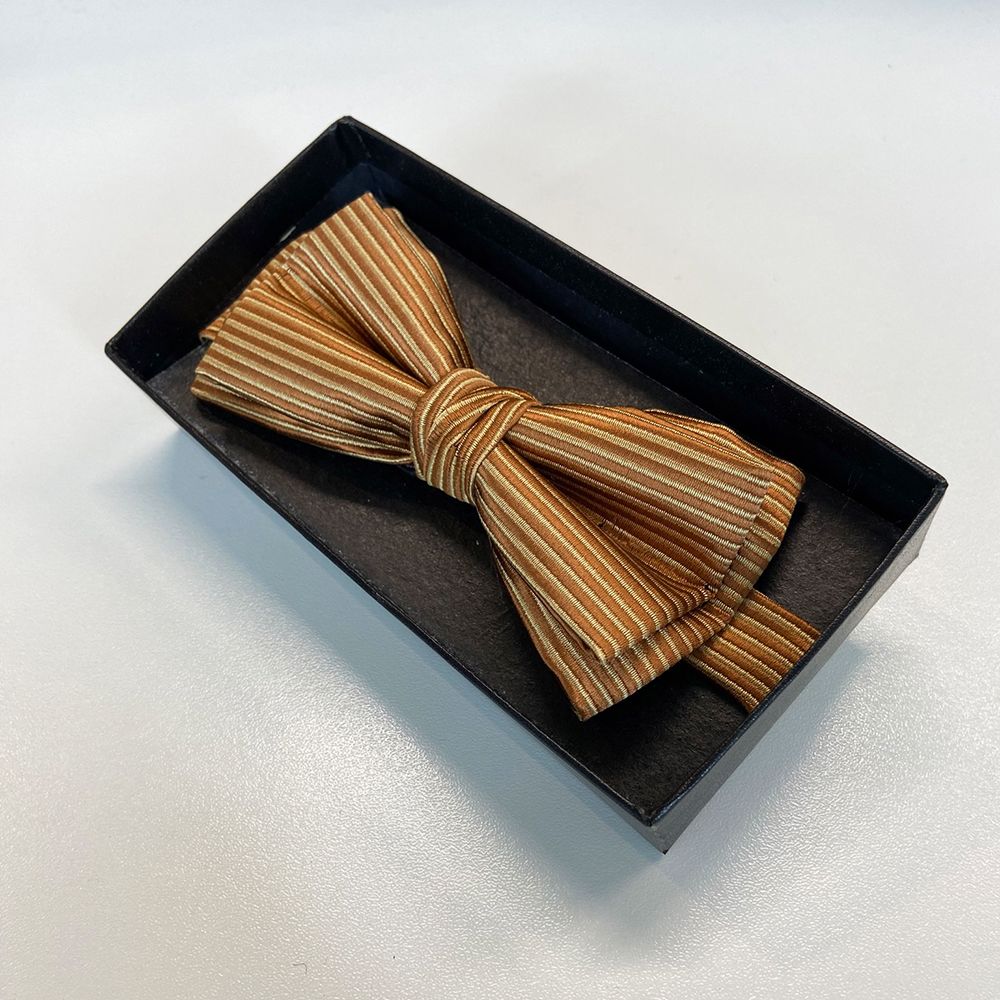 Fliege-Braun-gold gestreift ,Verstellbar von 32 - 60 cm.B = 11,4 x 5,2 cm.im Karton.