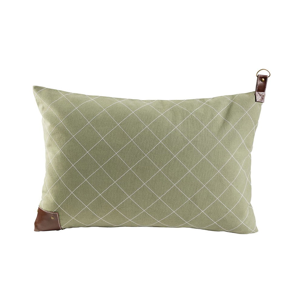 Inklusive Füllung. Kontrastnähte. Kunstlederapllikation mit Nieten. Lasche aus Lederimitat. D-Ring u