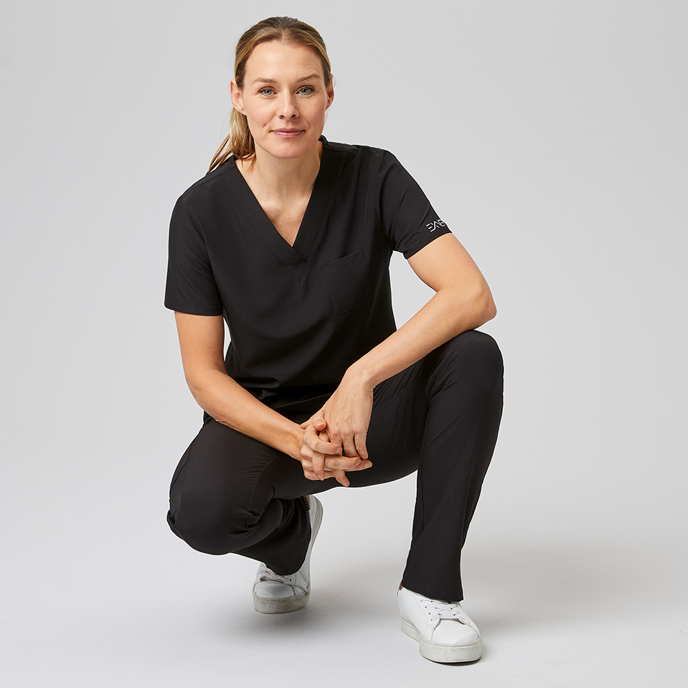 Klassisches Design mit V-Ausschnitt- 2 aufgesetzte Taschen mit einem zusätzlichen Stifthalter