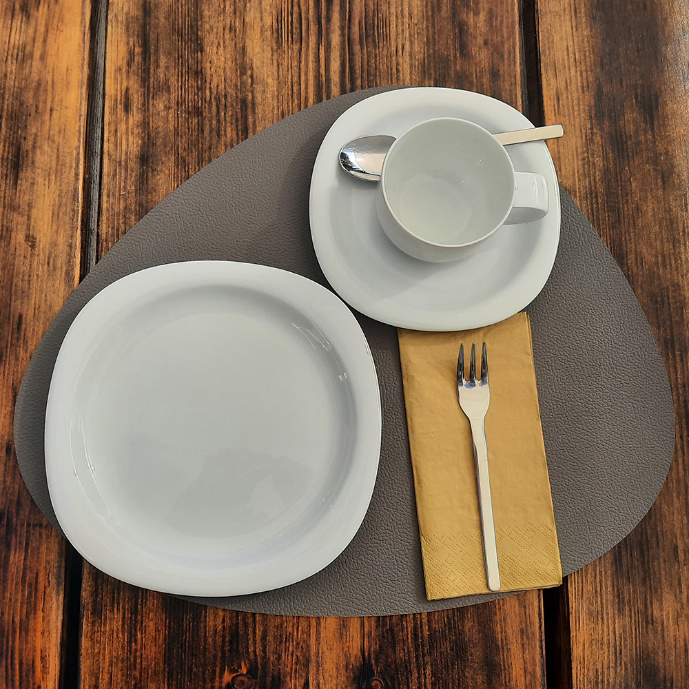 platzset-oval-silbergrau mit geckten-Tisch