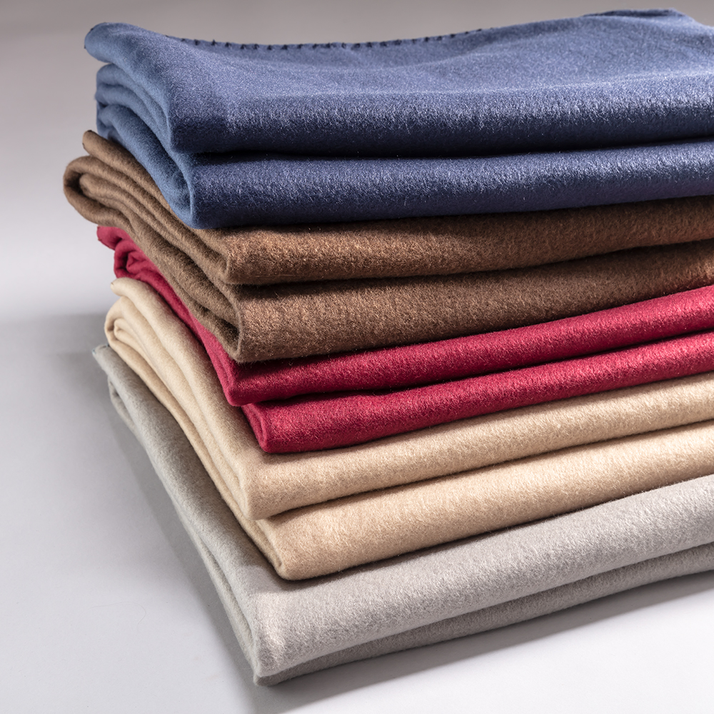 Mit schmalen ZierstichrandPflegeleichtKompaktSchnelltrocknendIdeal für den Innen und Außenbereich.