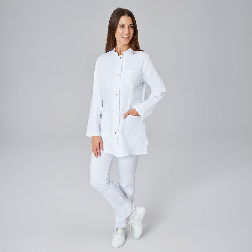 Damen-Kurzmantel,langarm,2 aufgesetzte Taschen und 1 Brustttasche mit verdeckter Knopfleiste.