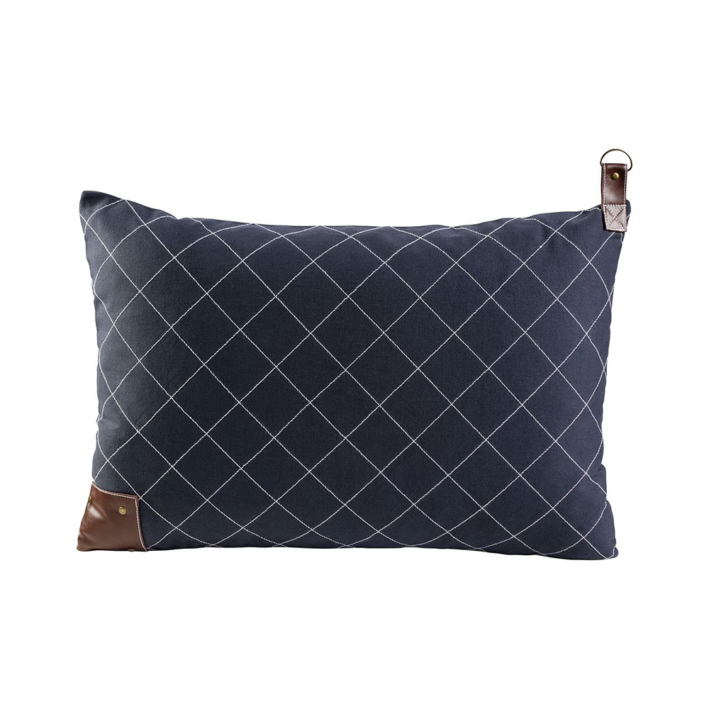 Inklusive Füllung. Kontrastnähte. Kunstlederapllikation mit Nieten. Lasche aus Lederimitat. D-Ring .