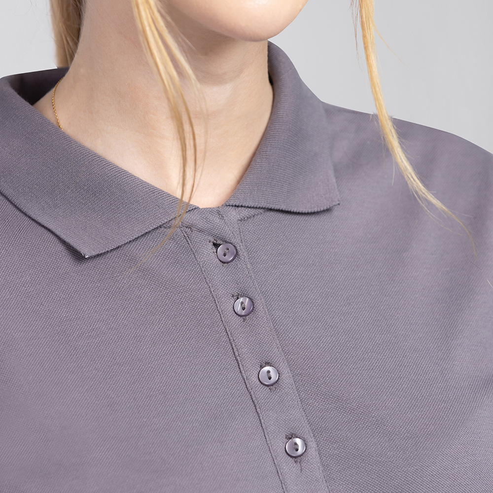 Nahansicht,Knopfleiste mit 5 gleichfarbigen Knöpfen