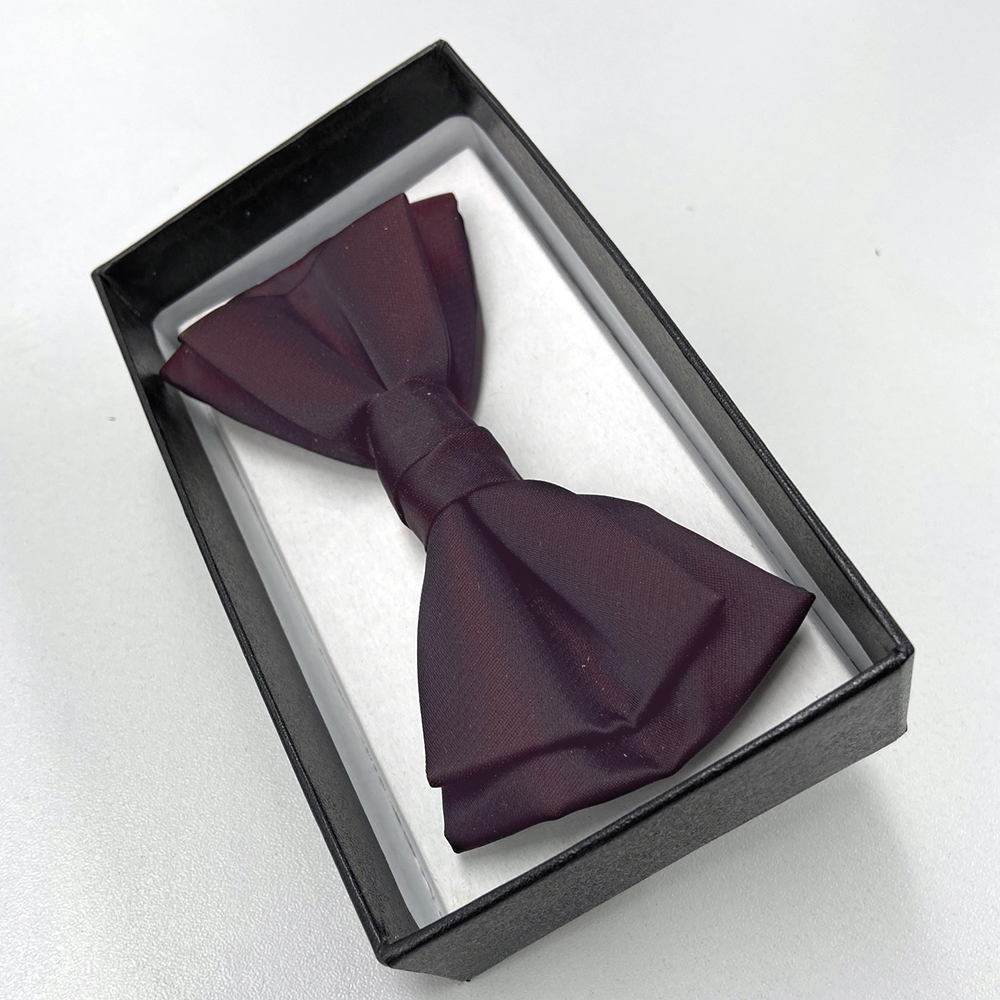 Fliege-bordeaux,Verstellbar von 32 - 60 cm.B = 11,4 x 5,2 cm.im Karton.