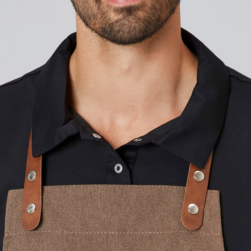 Verstellbares Kunstleder-Nackenband mit je 2 Druckknöpfen.