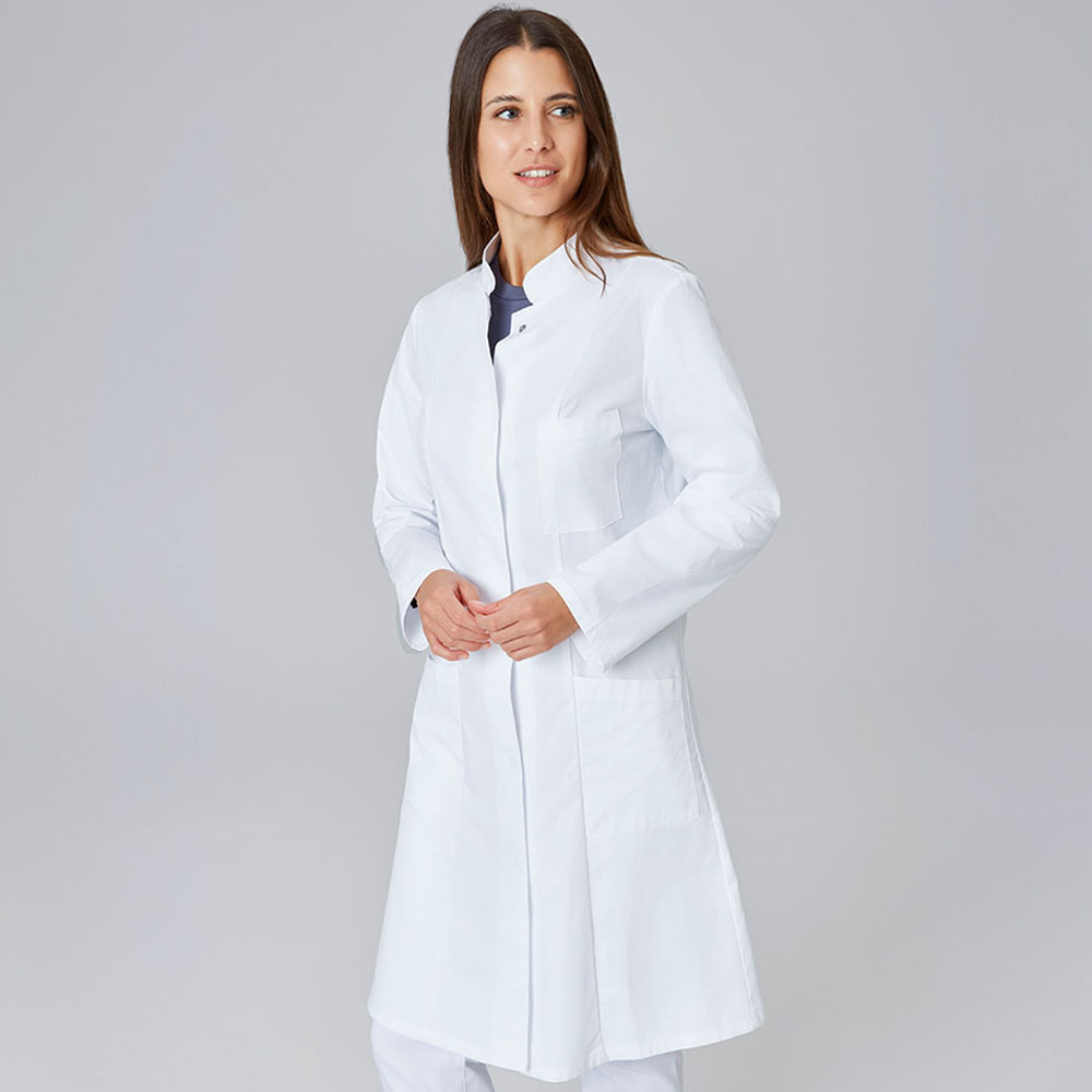 Vorderansicht,Damenlaborkittel,langarm mit Stehkragen und verdeckte Knopfleiste.