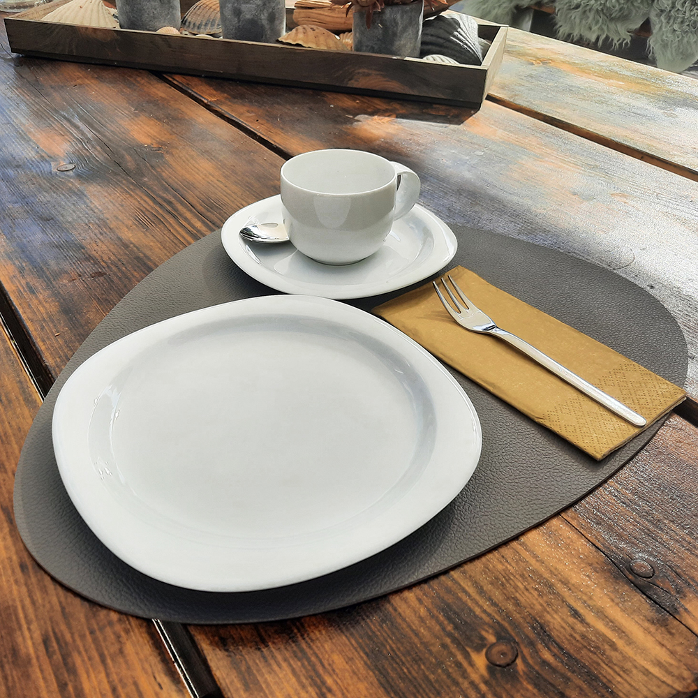 platzset-oval-silbergrau-mit gedeckten-tisch.