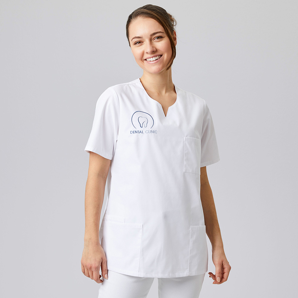 V-Ausschnitt1 Brusttasche 2 aufgesetzte Seitentaschen vorderansicht.