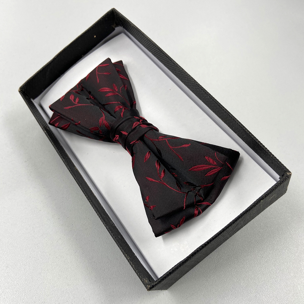 Fliege-Schwarz mit roten Ornamenten,Verstellbar von 32 - 60 cm. B = 11,4 x 5,2 cm,im Karton.