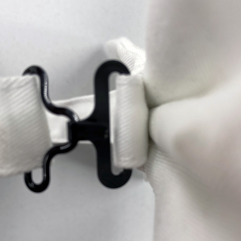 Fliege-weiss,hier sieht man den Verschluss der Fliege.